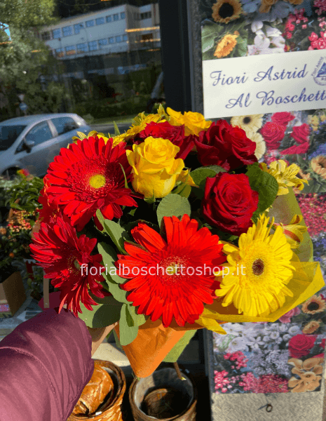 Bouquet di rose rosse e gerbere