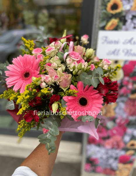 Bouquet di fiori freschi, gerbere e rose colore rosa. 