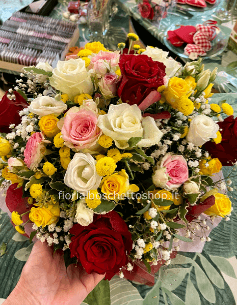 Composizione di rose colorate miste in ciotola.