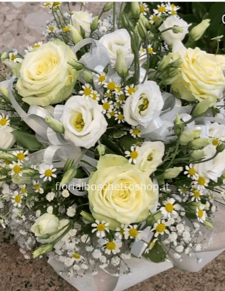 Ciotola con rose bianche e lisianthus