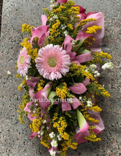 Composizione centrotavola gerbere rosa e calle rosa