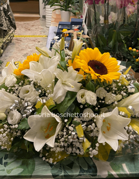 Composizione di fiori freschi per centrotavola.