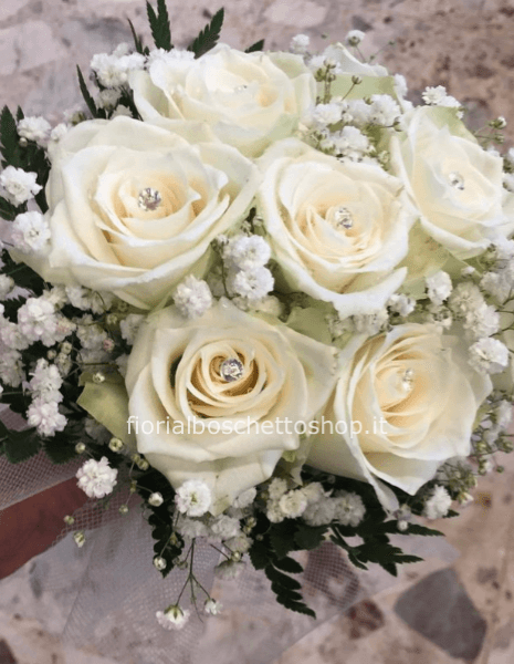Bouquet di rose bianche e cristalli