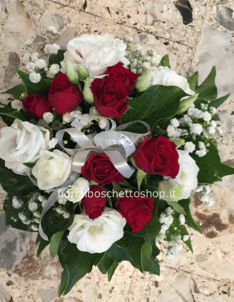 Bouquet di rose rosse e lisianthus.