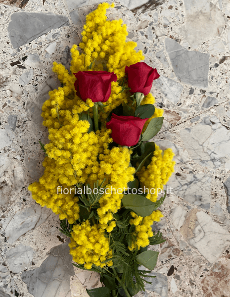 Mazzo di rose rosse a gambo lungo, con mimosa