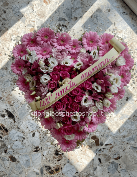 Cuore di fiori assortiti in toni rosati