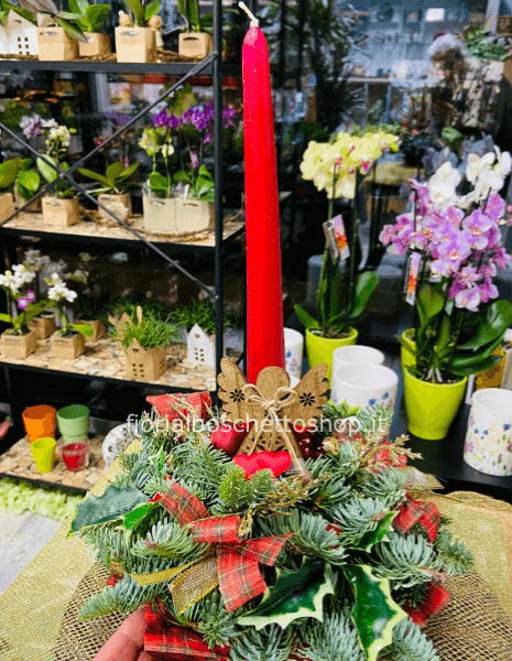Centro tavola natalizio con abete norvegese e candela